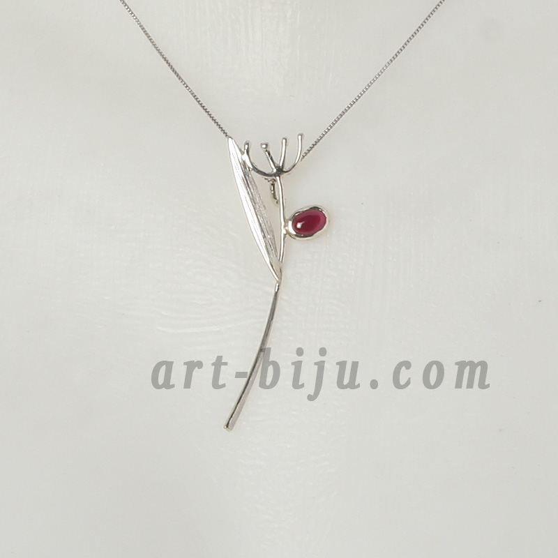 Médaillon en argent avec grenat naturel