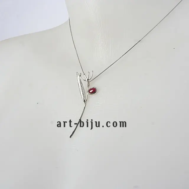 Médaillon avec grenat et chaîne en argent