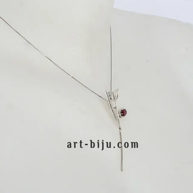 Collier en argent avec pierre rouge