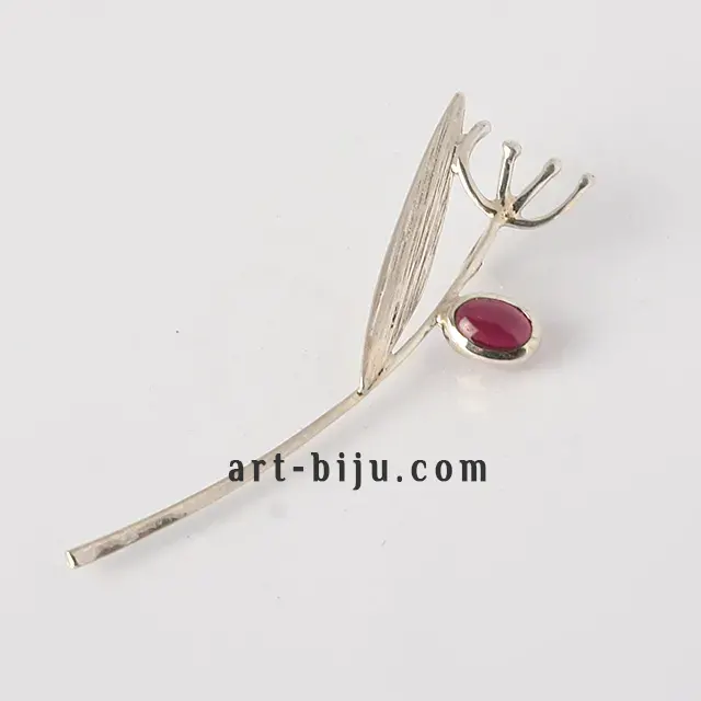 Médaillon fleur d'argent et grenat.