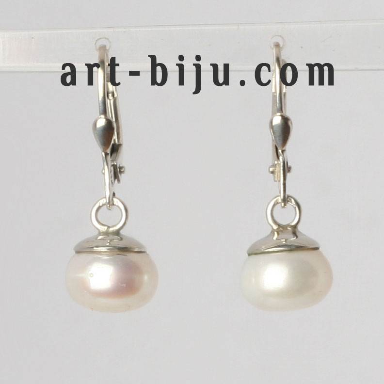 Boucles d'oreilles en argent avec perles.