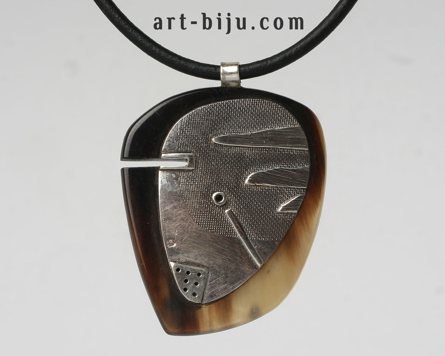 Collier en argent avec argent texturé.