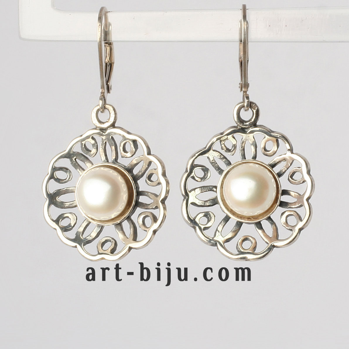 Boucles d'oreilles en argent avec perles, forme de fleur.