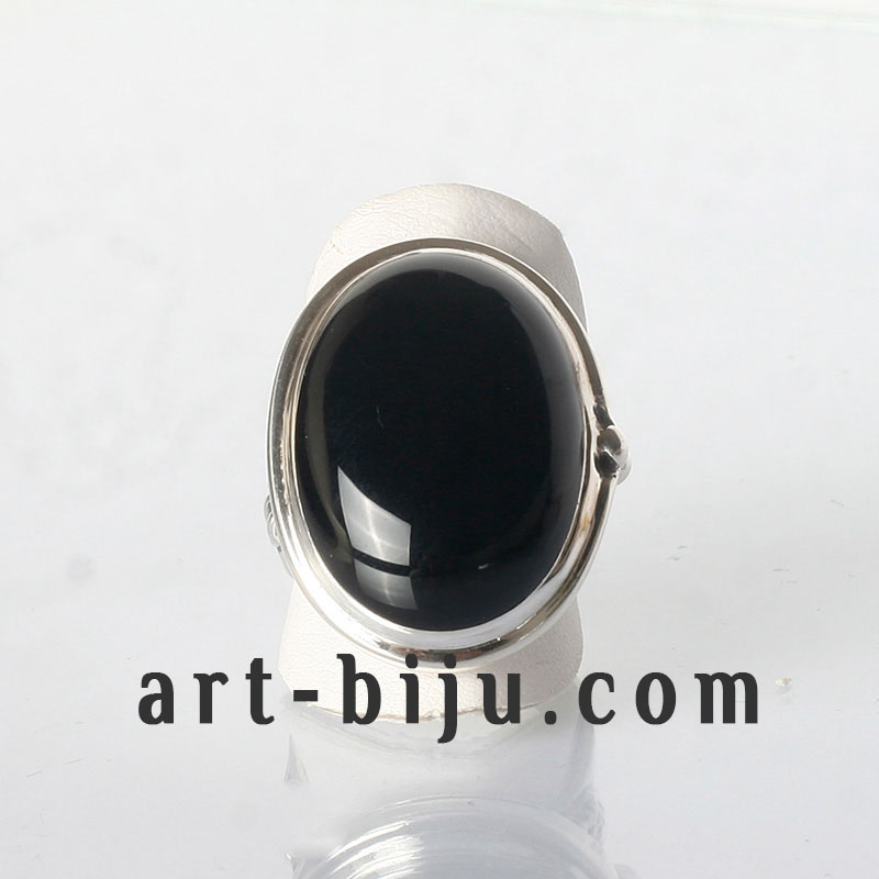 Bague en argent avec onyx noir.