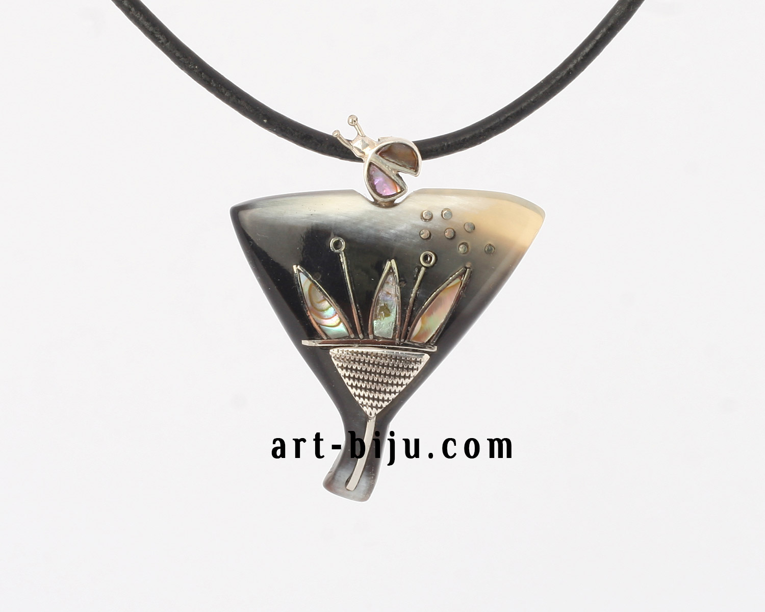 Collier en argent avec fleur avec coccinelle.