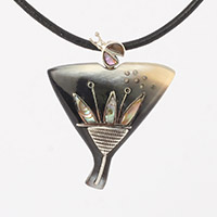 Сребърен медальон с розов кварц