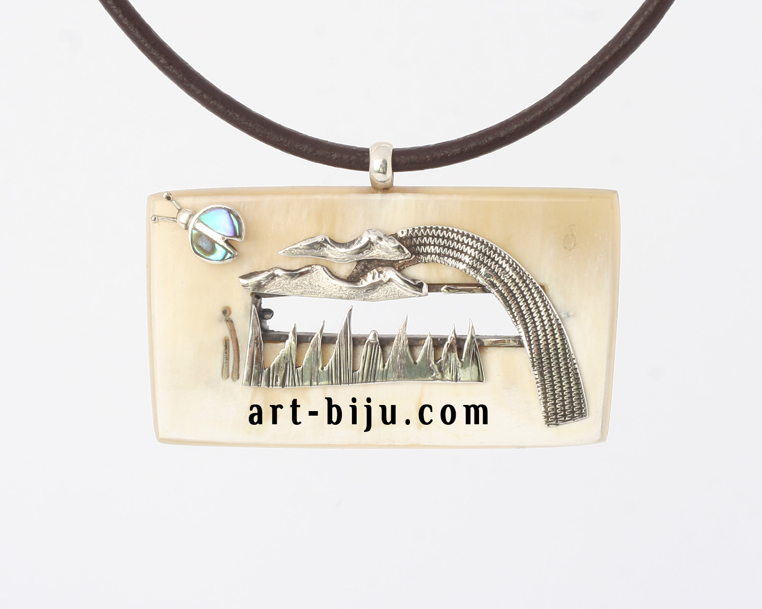 Collier en argent avec corne naturelle.