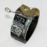 Гривна от сребро, рог, седеф и перла