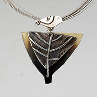 Сребърен медальон с пиле върху дръвче - рог и сребро 925