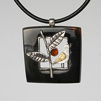 >Медальон с пеещо пиле - рог, сребро, естествен кехлибар