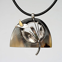 Сребърен медальон с колибри, цвете, седеф, рог