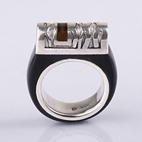 Сребърен авторски пръстен с естествен кехлибар