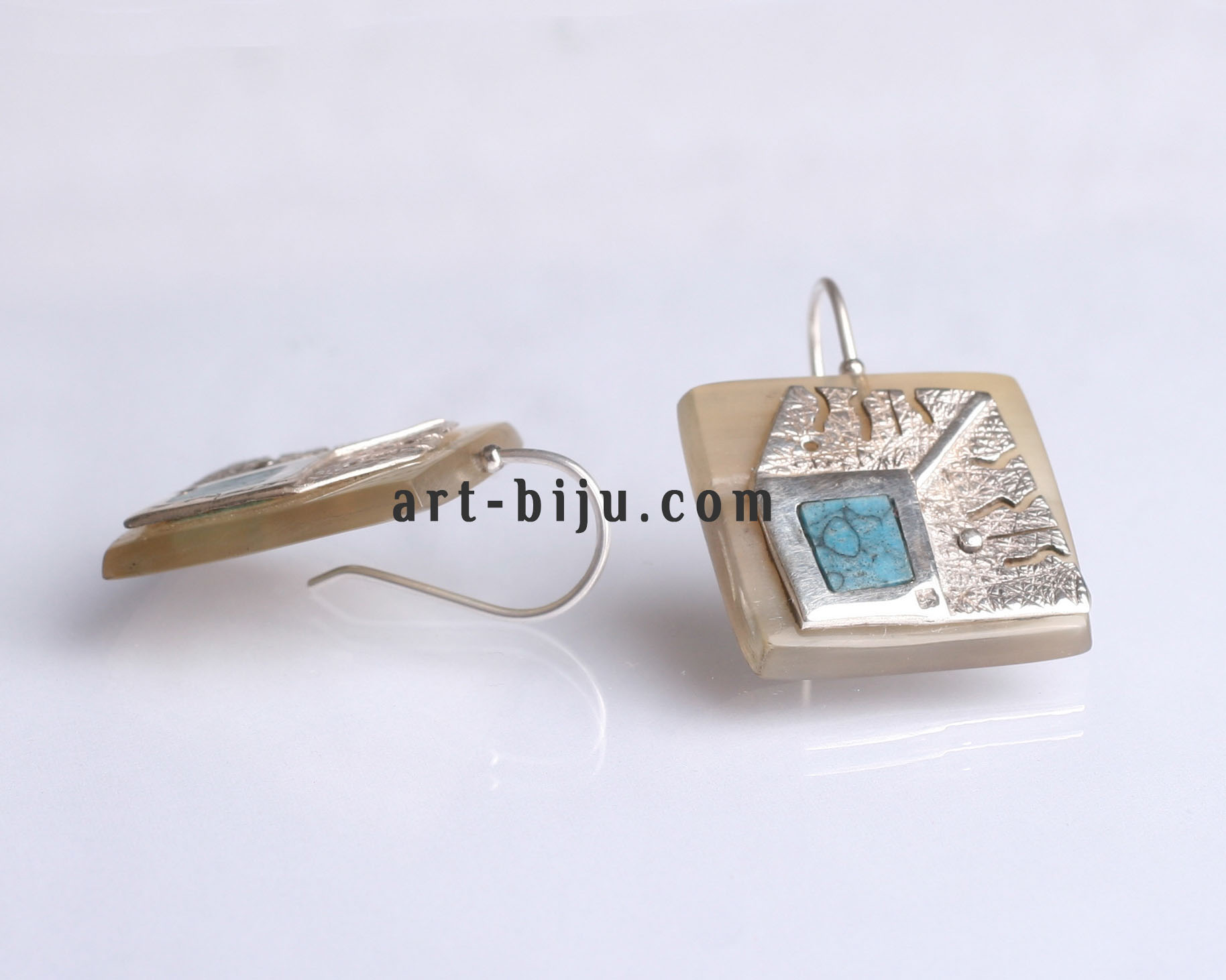 Boucles d'oreilles en argent avec turquoise et corne - forme carree.